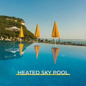 https://sky-pool-hotel-sole-garda.hotelinveneto.com